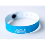 bracelet de camping en vinyle bleu clair personnalisé L’Escale du Perthuis, fermoir à pression